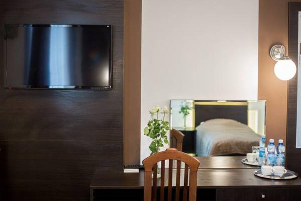 Hotel Granada Ostrow Wielkopolski Ngoại thất bức ảnh