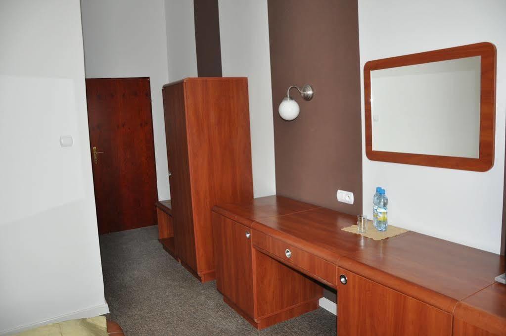 Hotel Granada Ostrow Wielkopolski Ngoại thất bức ảnh