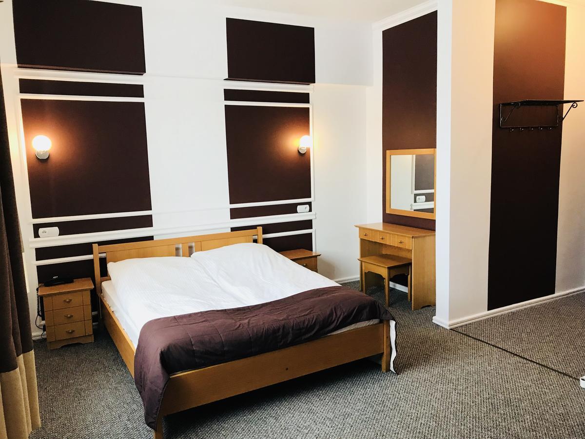 Hotel Granada Ostrow Wielkopolski Ngoại thất bức ảnh